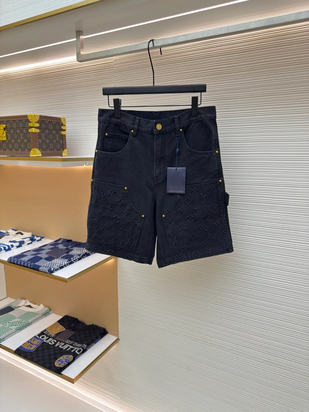 LOUIS VUITTON embossed denim shorts ●Authentic product: purchased and developed by 12339 ●Item number: 1680245-B00 ●Fabric: washed denim ●Technology: distressed washed ●Version: fitted version ●Weight: about 650g ●Size: 30-32-34-36 ●Description: Made of custom-made denim fabric, the fabric is comfortable and soft, skin-friendly and breathable. It adopts Monogram logo embossed elements, slightly distressed light blue wash treatment, original customized hardware, with vv leather label, multiple wash adjustments, and can be matched with many types of clothing to create a fashionable look. The overall wiring is straight and delicate, the fabric is comfortable and soft, and the color is consistent without color difference. It can be matched with the same style to create a fashionable look and control various occasions. Customized accessories, complete with three standards, same style for men and women!